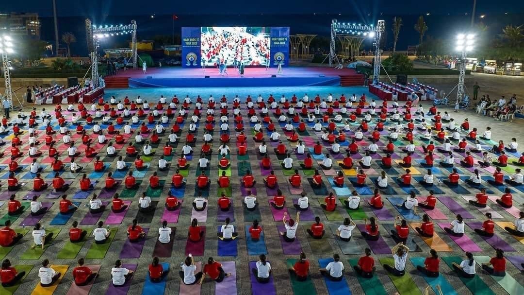 quang binh over 300 people join yoga performance