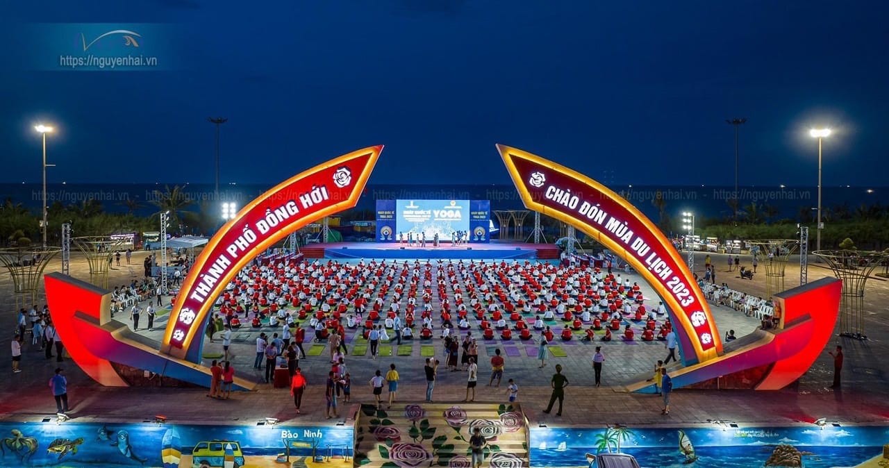 Quang Binh: Over 300 People Join Yoga Performance