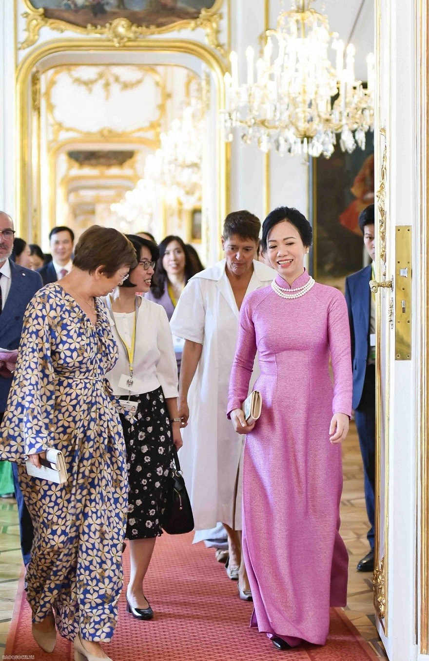 Vietnamese State President's Spouse Explore Culture, History of Austria, Italy