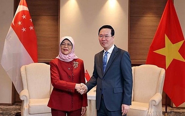 President Vo Van Thuong (R) meets with Singaporean President Halimah Yacob in London on May 5, 2023 during his trip to attend the coronation of King Charles III (Photo: VNA)