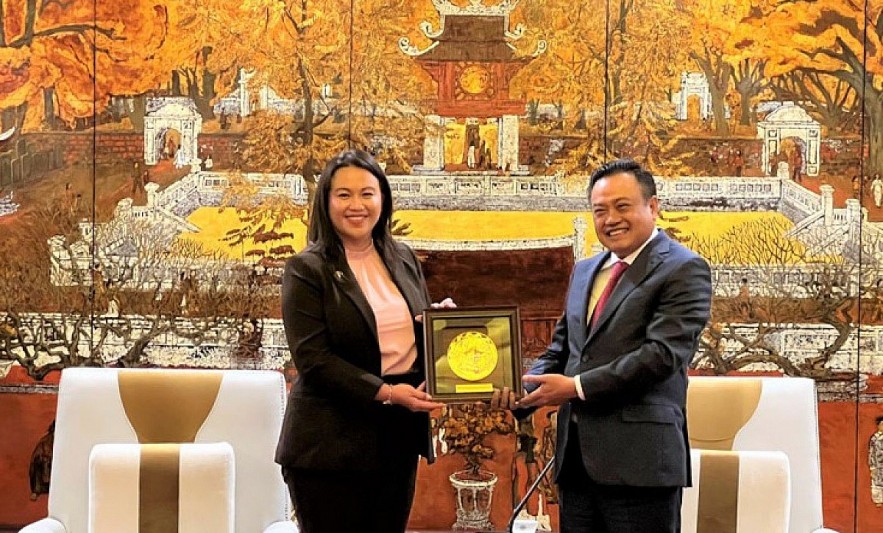 Chairman of the Hanoi People's Committee Tran Sy Thanh (R) and Oakland Mayor Sheng Thao (Photo: baodautu.vn)