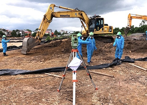 Cleaning up dioxin-contaminated soil at Bien Hoa air base (Photo: USAID)