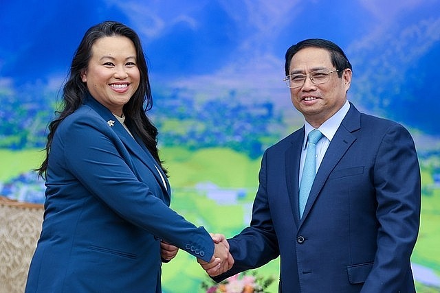 PM Pham Minh Chinh (R) receives the California delegation led by Oakland Mayor Sheng Thao in Hanoi on August 1. (Photo: VNA)