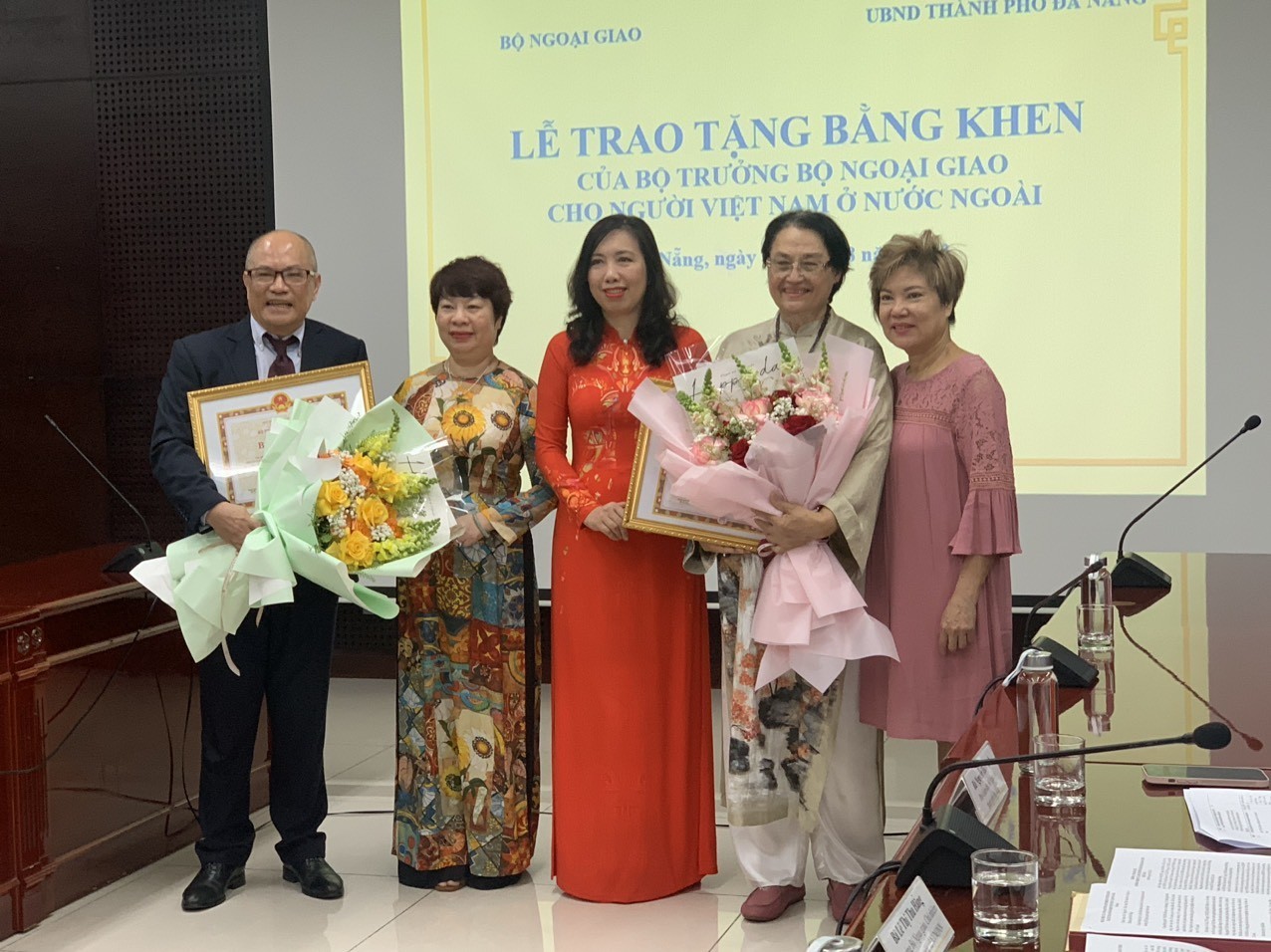 Two OVs Awarding Certificates of Merit for Contributions to Da Nang