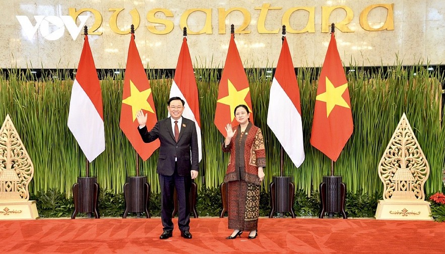 Vietnamese National Assembly Chairman Vuong Dinh Hue (L) and Speaker of the Indonesian House of Representatives Puan Maharani pose for a photo ahead of their talks in Jakarta on August 4.