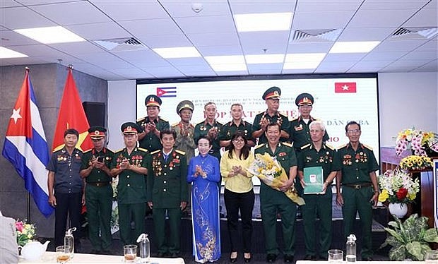 Vietnamese and Cuban officials congratulate members of newly-established liaison committee of veterans of Battalion 261 - Giron in Ho Chi Minh City. (Photo: VNA)