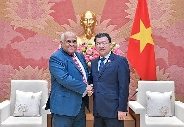 Chairman of the National Assembly (NA)'s Committee for External Relations Vu Hai Ha (R) and Cuban Ambassador to Vietnam Nicolás Hernández Guillén at the reception (Photo: VNA)