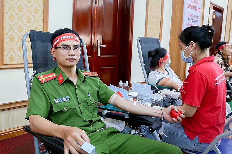 The blood donation drive attracts the participation of people from all social strata (Photo: vienhuyethoc.vn)