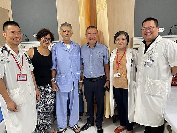 Doctors at Hanoi Medical University Hospital and reporter Moisés Pérez and his wife.  (Photo: broadcast by VNA)