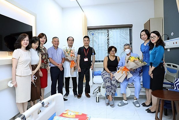General Director Vu Viet Trang and VNA reporters congratulated reporter Moisés Pérez Mok after the successful surgery.  (Photo: An Van Dang/Vietnam+)