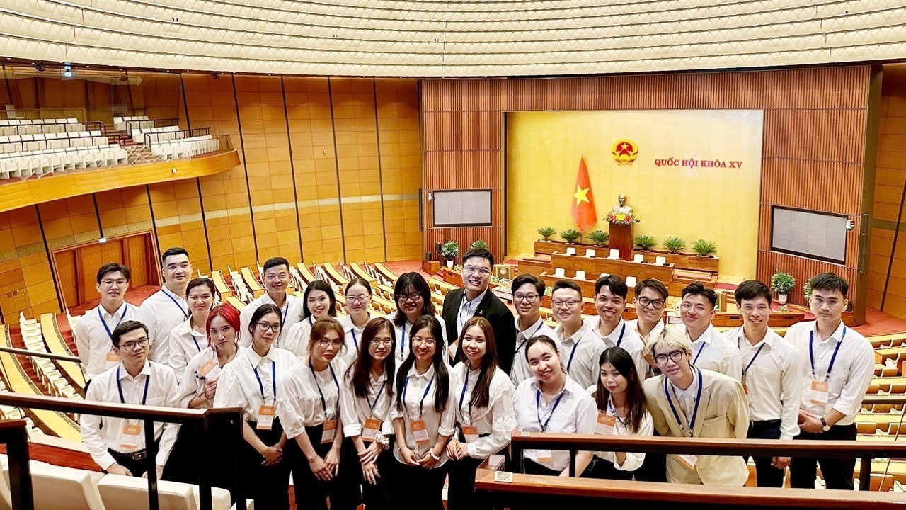 Vietnamese Students in Russia: Emotional Tour to the Vietnam's National Assembly Building