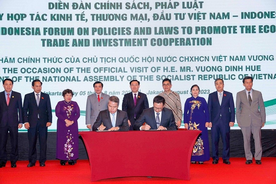Representatives of Vietnamese and Indonesian businesses sign a cooperation deal at a joint business forum in Jakarta, Indonesia, on August 5. (Photo: VNA)