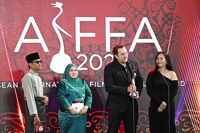 Director Aron Toronto (second from right) and screenwriter Nhã Uyên (first from right) receive the award on behalf of Kim B. Photo courtesy of AIFFA