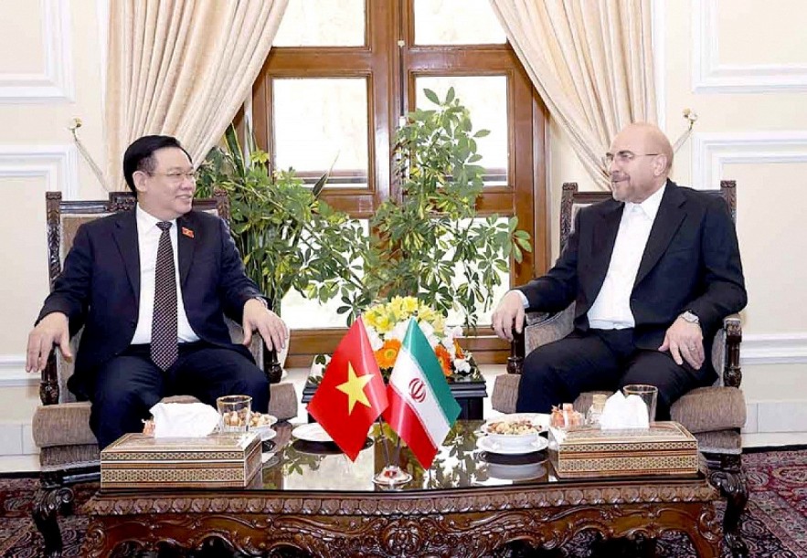 Vietnamese National Assembly Chairman Vuong Dinh Hue (L) and Speaker of the Iranian Consultative Assembly Mohammad Baqer Qalibaf discuss measures to increase the efficiency of cooperation between Vietnam and Iran during their talks in Tehran on August 8. (Photo: VNA)