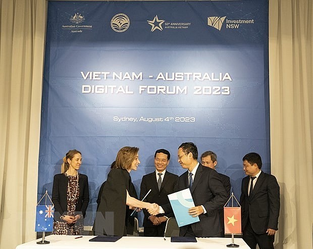 The signing of a memorandum of understanding (MoU) between Vietnam's Posts and Telecommunications Institute of Technology and its Australian partners. (Photo: VNA)
