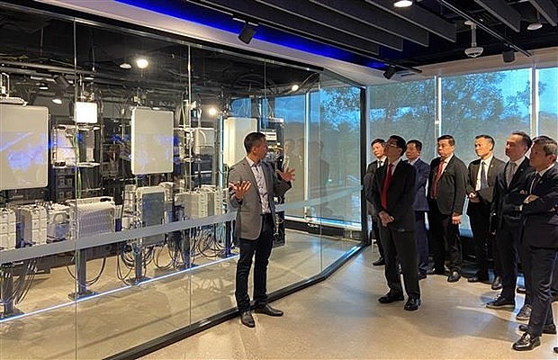 The delegation visits Nokia’s Future of 5G lab (Photo: VNA)