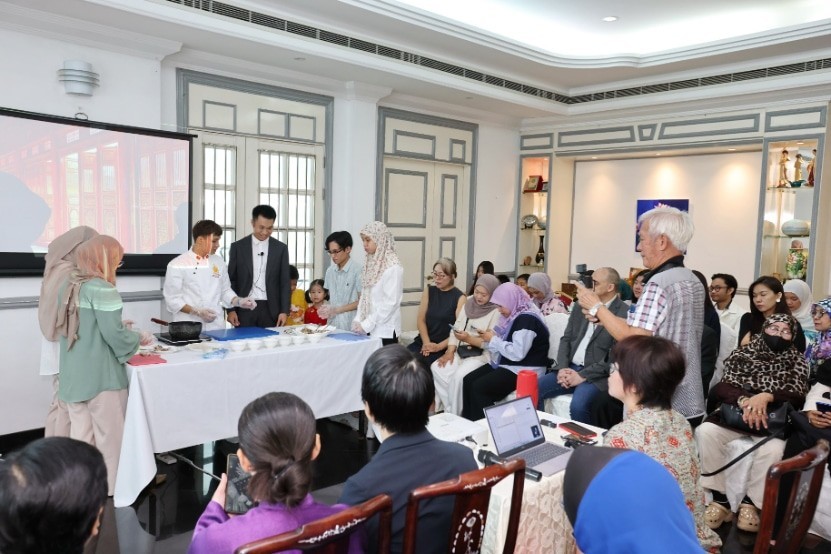 Chef Tran Duc Long guides UBD students to prepare Vietnamese cuisine. (Source: Embassy)