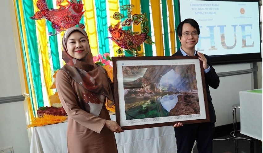 Ambassador Tran Anh Vu (left) presents a souvenir to Ms. Liyana Putri Abd Ghani, Deputy Director of the Language Center, UBD School. (Source: Embassy)