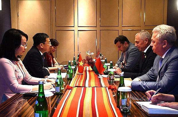 At the meeting between the Vietnamese NA delegation and the Belarusian delegation. (Photo: VNA)