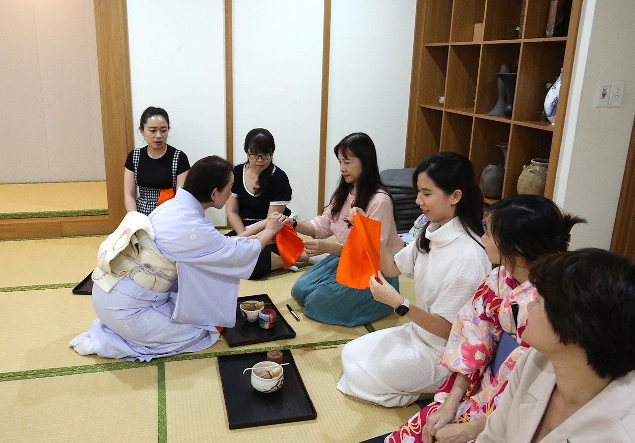 Charming Meditative Japanese Tea Ceremony in Hanoi