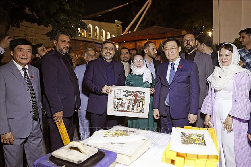 Vuong Dinh Hue, Chairman of the National Assembly of Vietnam, and Mohammad Mehdi Esmaili, Minister of Culture and Islamic Guidance of Iran, make a call on a pavilion of Dong Ho folk painting at the opening ceremony. (Photo: VNA)