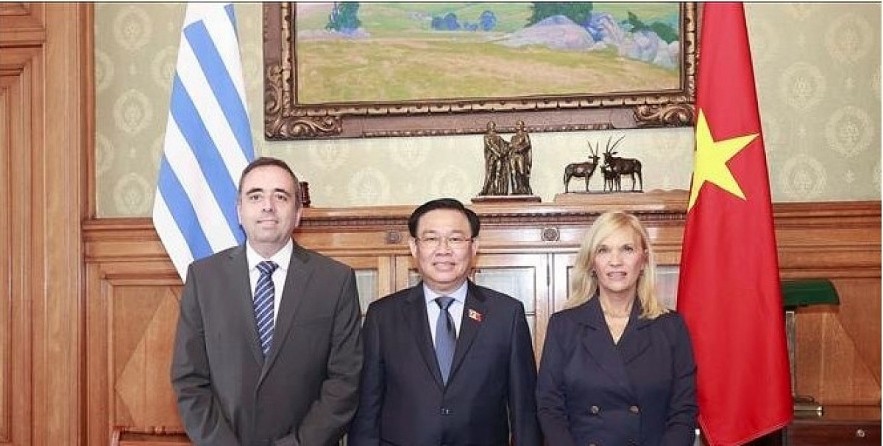 NA Chairman Vuong Dinh Hue (C) and Speaker of the Senate Beatriz Argimon Cedeira (R) and Speaker of the Chamber of Representatives Sebastian Andujar during the visit to the South American nation in April.