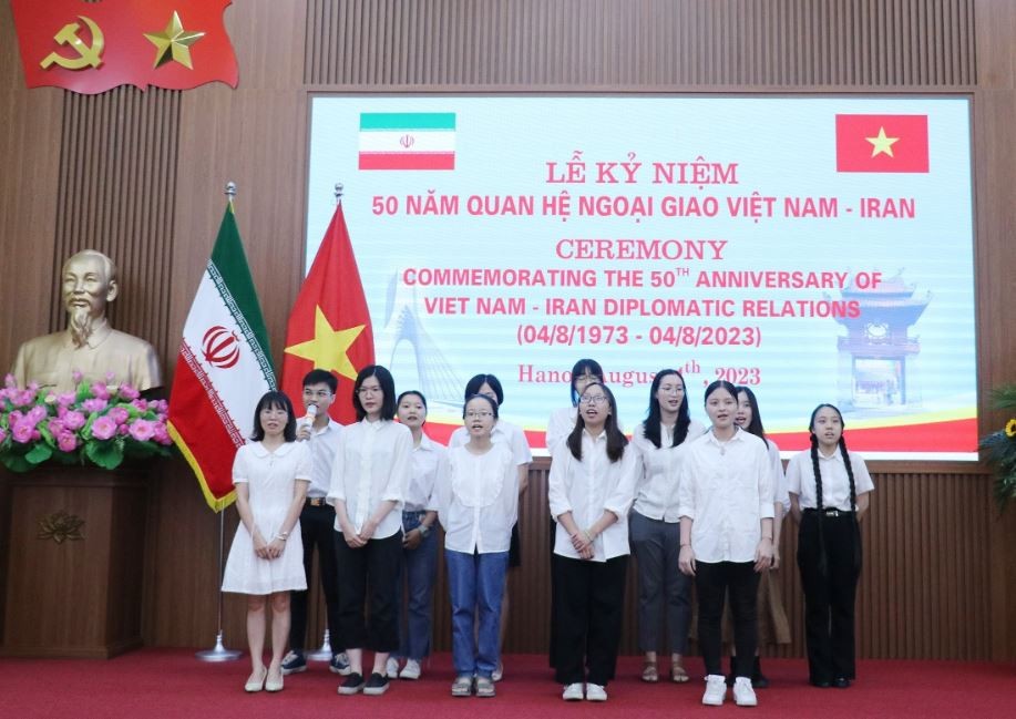 young vietnamese explore the persian world thanks to language course