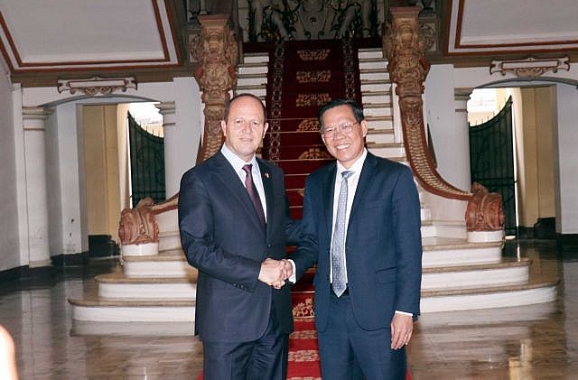 Chairman of the HCM City People’s Committee Phan Văn Mãi (right) and Israeli Minister of Economy and Industry Nir Barkat had a meeting on Monday. Photo: VNS