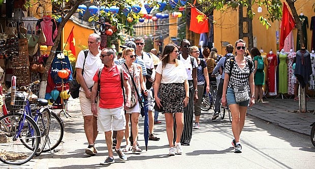 Foreign travelers visit Hoi An ancient town. (Photo courtesy of the Ministry of Culture, Sports and Tourism)