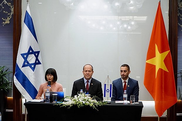 Israeli Minister of Economy and Industry Nir Barkat (middle) at the press conference. (Photo: VNA)