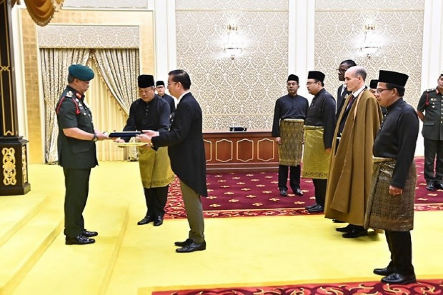 Vietnamese Ambassador Dinh Ngoc Linh presents his credentials to Malaysian King Abdullah Sultan Ahmad Shah (Photo: VNA)