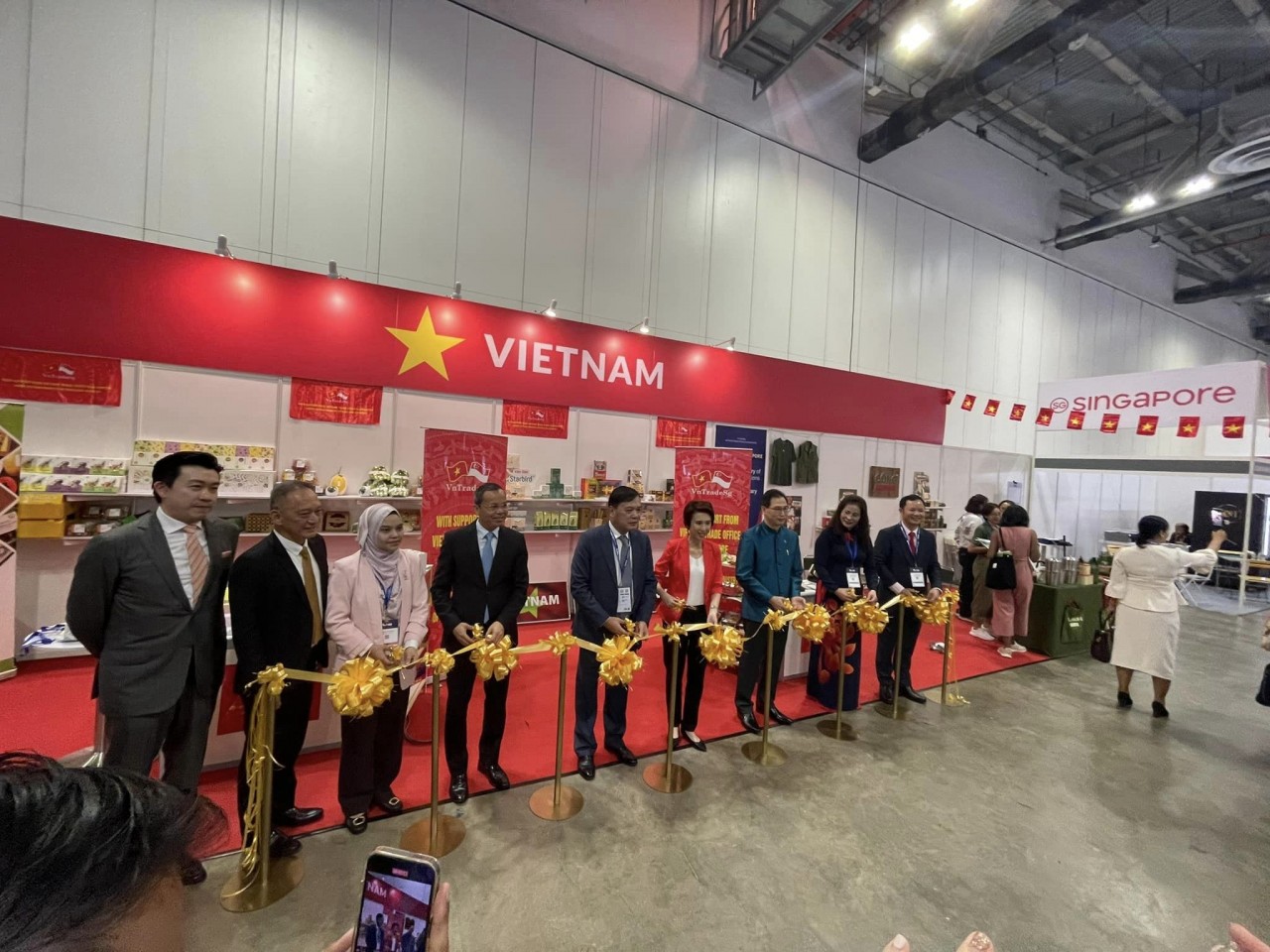 almost 20 vietnamese entrepreneurs display products at franchising licensing asia