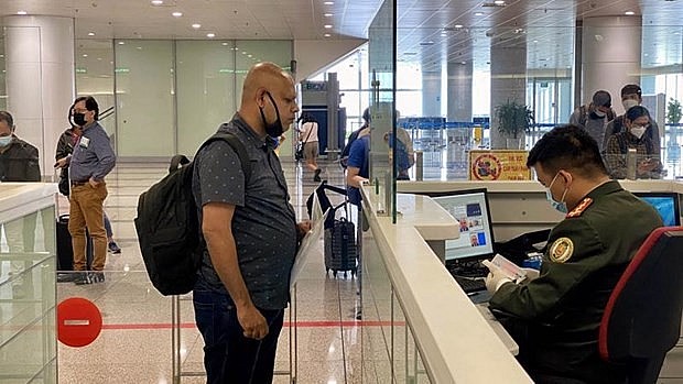 A foreigner waits to have his entry procedures handled. (Photo: VNA)