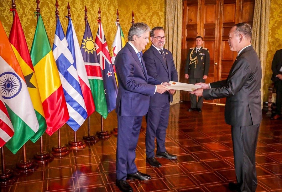 vietnamese ambassador presents credentials to ecuadors president