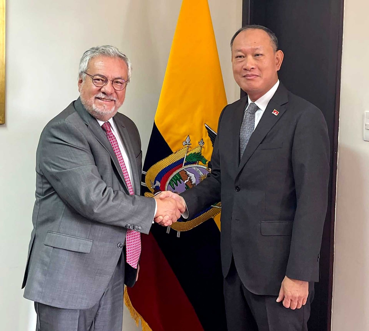 Vietnamese Ambassador Presents Credentials to Ecuador's President