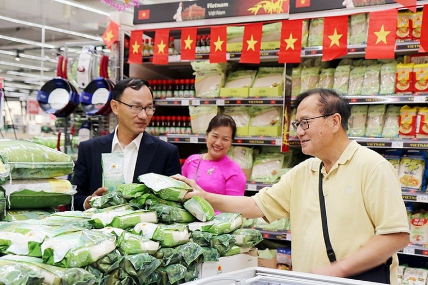 Vietnamese rice now available for sale at a supermarket in France. (Photo: Nhan Dan)
