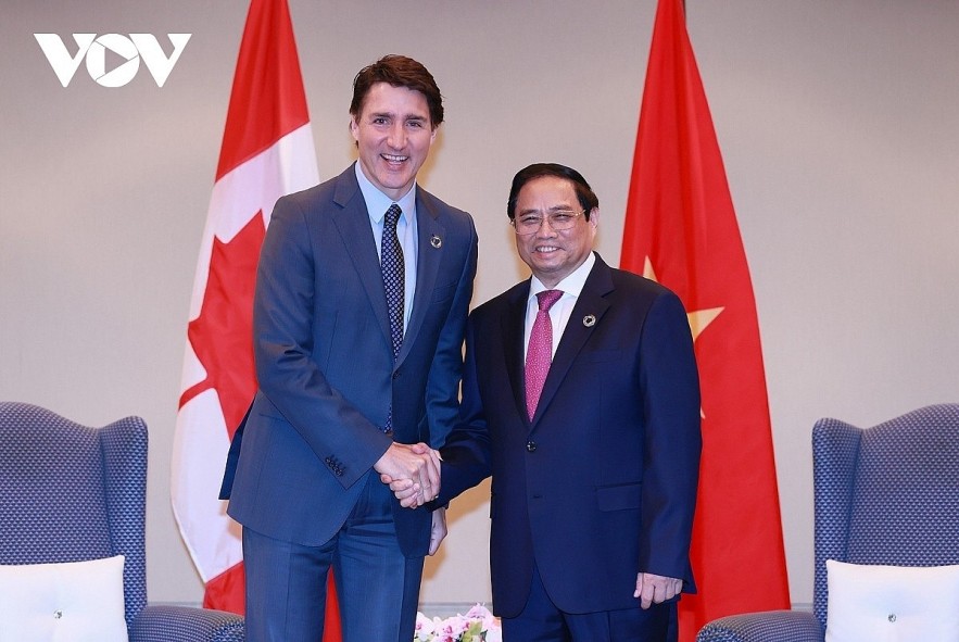 Vietnamese Prime Minister Pham Minh Chinh (R) meets with his Canadian counterpart Justin Trudeau in Japan during their participation in the expanded G7 meeting in Hiroshima in May 2023.