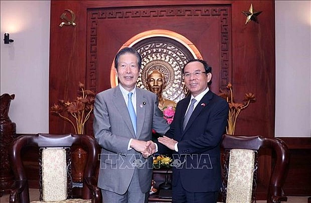 Secretary of the municipal Party Committee Nguyen Van Nen (R) and Chief Representative of the New Komeito Party of Japan Natsuo Yamaguchi.(Photo: VNA)