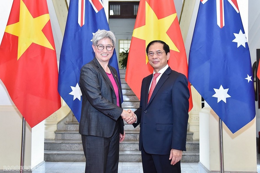 Vietnamese Foreign Minister Bui Thanh Son (R) shaking hands with his visiting Australian counterpart Penny Wong ahead of their meeting in Hanoi on August 22. (Photo: baoquocte.vn)