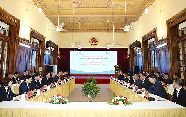 Chief Justice of the Supreme People’s Court Nguyen Hoa Binh on August 22 holds talks with his Lao counterpart, Viengthong Siphandone. (Photo: baove.congly.vn)