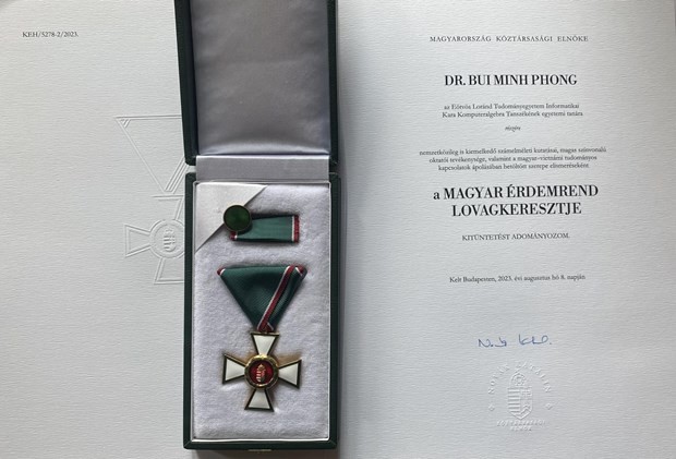 Prof. Bui Minh Phong Receives Hungary's Knight Cross Order