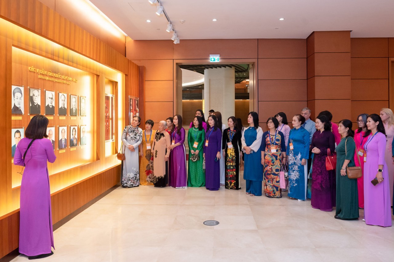 Vietnamese Women’s Forum in Europe Visits National Assembly Building in Vietnam