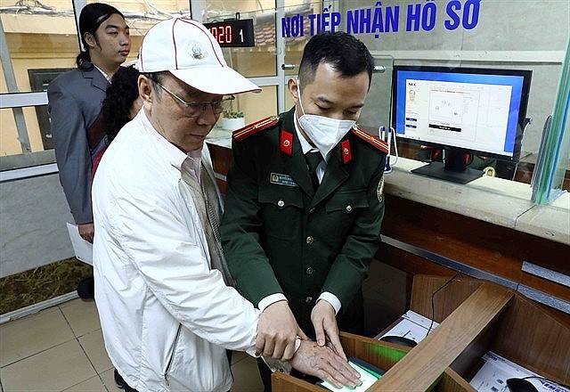 An official of the Vietnam Immigration Department guides a citizen to conduct procedures for a passport in Hanoi. Photo: VNS