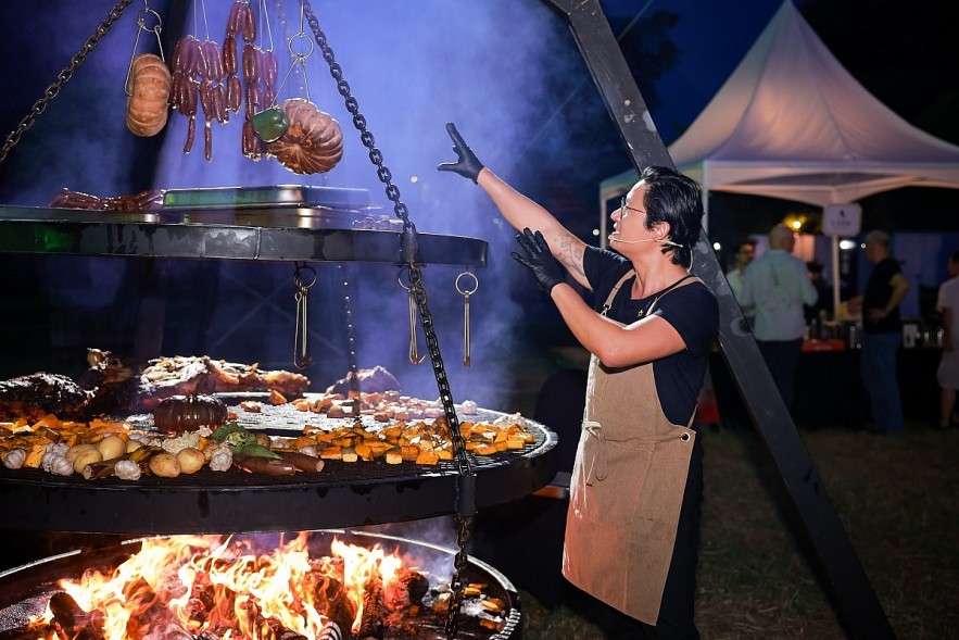 Taste of Australia Ambassador, leading Australian chef Luke Nguyen, introduces wood fired vegetables and kangaroo sausages. (Photo: Embassy of Australia)