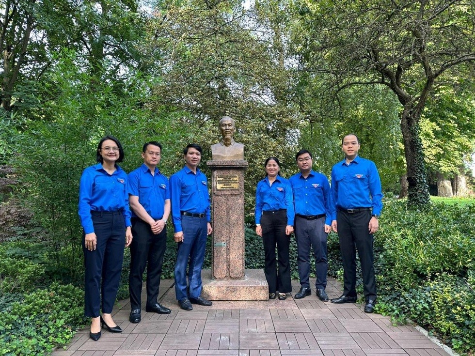 vietnams delegation visits president ho chi minhs monument in french city