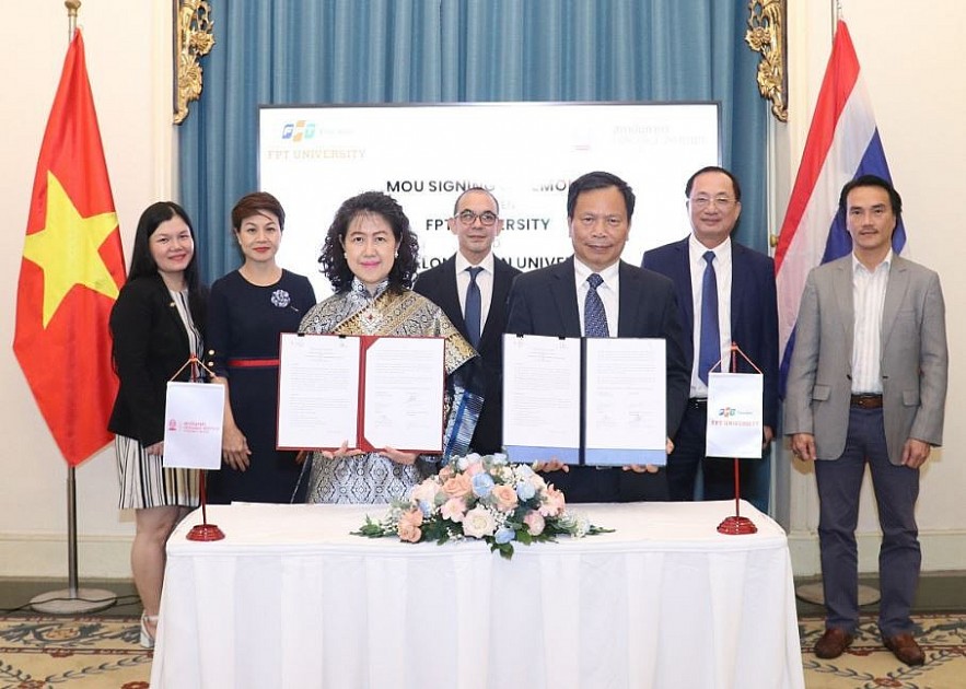 Viet and Thai Students Seize New Opportunities in Academic and Culture Exchange