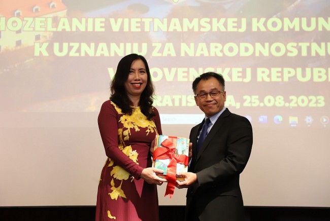Honoring Contribution of Vietnamese Community in Slovakia