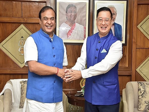 Assam Chief Minister Himanta Biswa Sarma and Singapore High Commissioner to India Simon Wong (Photo Credits: X/@SGinIndia)