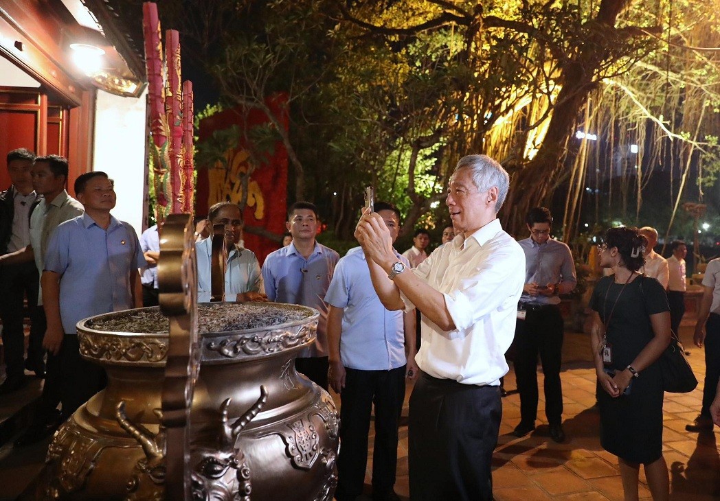 singaporean prime minister lee hsien loong strolls around hanoi streets tries local food