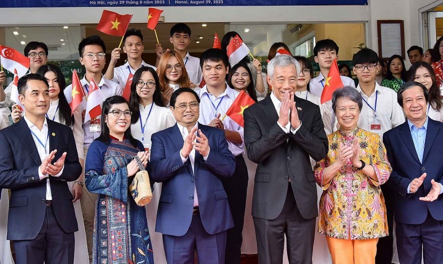 Prime Ministers of Vietnam And Singapore Visit Vietnam National University